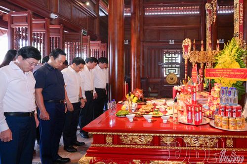 Phó Thủ tướng Chính phủ Nguyễn Văn Thắng dâng hương tưởng niệm Chủ tịch Hồ Chí Minh và các anh hùng, liệt sĩ tại Điện Biên