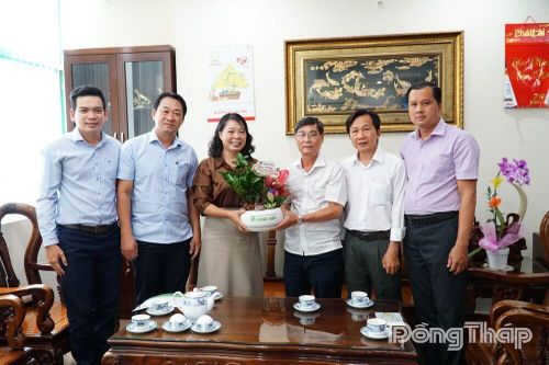 Báo và phát thanh, truyền hình Đồng Tháp thăm, chúc mừng các doanh nghiệp