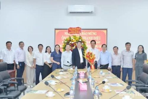 Phó Chủ tịch UBND tỉnh Đồng Tháp Nguyễn Thành Diệu chúc mừng các doanh nghiệp