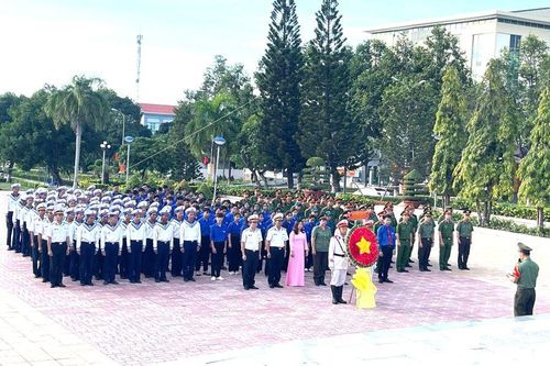 Hơn 200 đoàn viên, thanh niên dâng hoa, dâng hương tưởng niệm Chủ tịch Hồ Chí Minh tại phường Cam Ranh