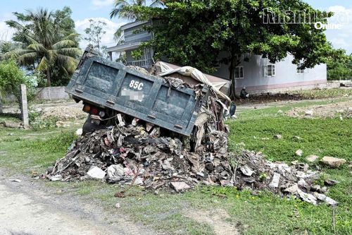 Công an phường Ba Ngòi xử phạt 3,5 triệu đồng đối với tài xế xe ben đổ trộm chất thải rắn
