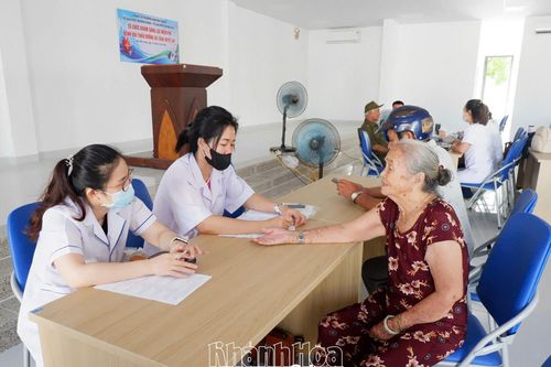 Khám sàng lọc miễn phí cho người dân phường Nam Nha Trang