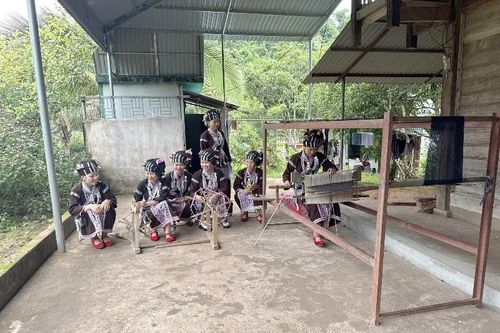 Giữ gìn nghề dệt truyền thống của đồng bào dân tộc Lự
