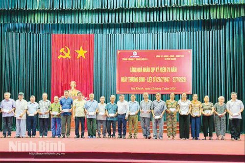 Ấm lòng người có công