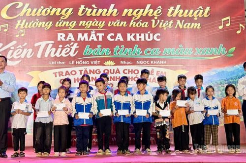 Kiến Thiết ra mắt ca khúc về quê hương, tặng quà học sinh khó khăn