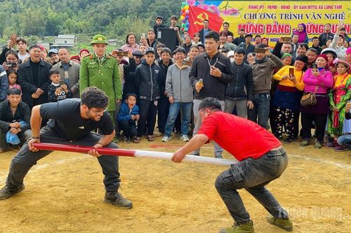 Lùng Tám đón khách bằng sắc màu văn hóa