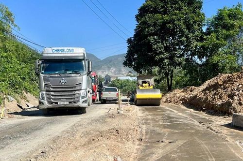 Đường mới ở Quang Sơn và 'bài toán' xe tải nặng
