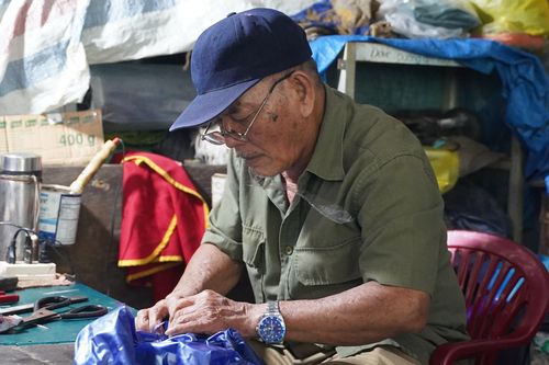 Hơn 40 năm theo nghề dán áo mưa