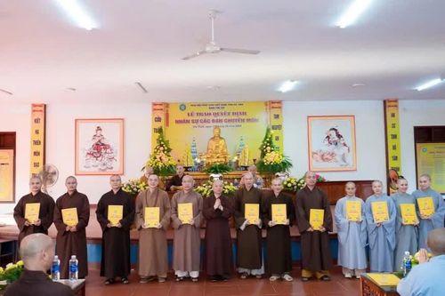 Hà Tĩnh: Ban Trị sự GHPGVN tỉnh trao quyết định chuẩn y nhân sự các ban chuyên môn, nhiệm kỳ 2026-2031