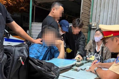 CSGT Đắk Lắk phát hiện người nghi trộm tài sản trên xe khách