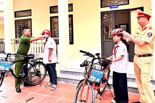 Ninh Bình: Tuyên truyền an toàn giao thông tới 1.800 cán bộ và học sinh