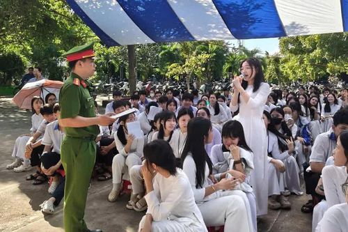 Công an Lâm Đồng tuyên truyền phòng, chống ma túy cho hơn 1.200 học sinh