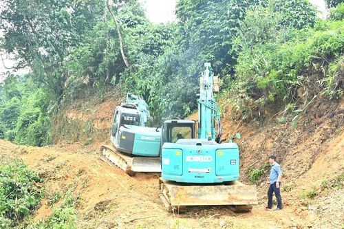 Mở đường qua núi Giăng Màn, kết nối hai bản người Chứt ở Hà Tĩnh và Quảng Trị