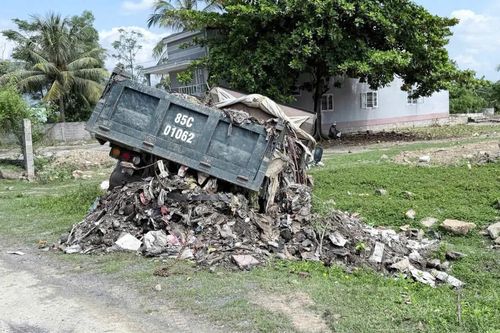 Khánh Hòa: Phạt tài xế xe ben đổ trộm chất thải ven đường 3,5 triệu đồng