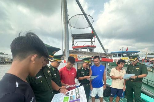 Đồn Biên phòng Đất Mũi đưa tiện ích số đến với ngư dân