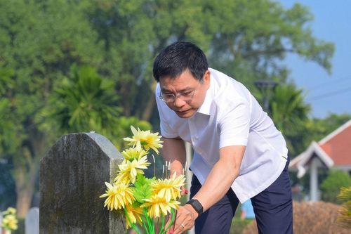 Phó Thủ tướng Nguyễn Văn Thắng dâng hương tưởng niệm Chủ tịch Hồ Chí Minh tại Điện Biên