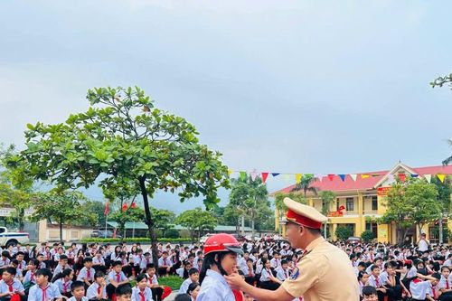 Trường THCS Hoành Sơn tuyên truyền pháp luật về an toàn giao thông và phòng, chống ma túy