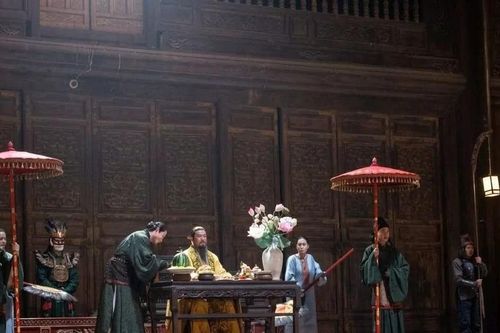 Đừng để phim lịch sử, cổ trang thành cuộc chơi đơn độc