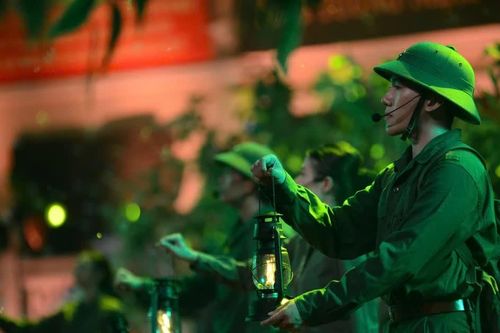 Mạch nguồn tri ân và nét cọ tạc nên dáng hình đồng đội