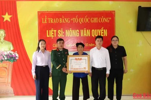 Trao bằng 'Tổ quốc ghi công' cho thân nhân liệt sĩ Nông Văn Quyền