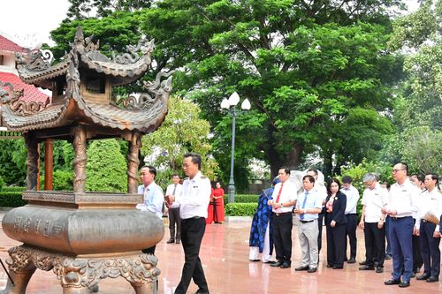 Đoàn công tác Kiểm toán nhà nước dâng hương tại khu di tích đền thờ Tây Sơn tam kiệt
