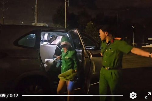 Người phụ nữ mất tích nhiều tháng được công an đưa trở về nhà trong hoàn cảnh đặc biệt