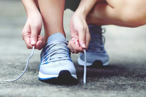 Mua giày thể thao đi cả ngày không đau chân: 5 yếu tố quan trọng nhiều người thường bỏ qua