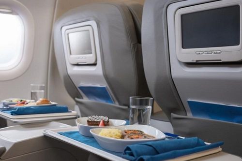 Sự thật ít người biết: Bàn ăn là nơi bẩn nhất trên máy bay