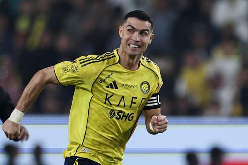Ronaldo tiếp tục ghi bàn giữa ồn ào