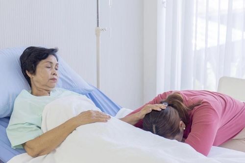 Người nhà bệnh nhân ung thư kiệt sức vì vừa chăm bệnh vừa kiếm tiền