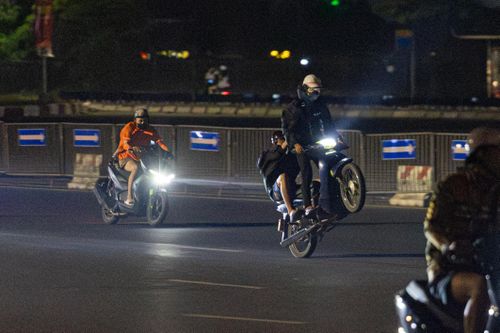 Rợn người cảnh hàng loạt 'quái xế' bốc đầu, đánh võng xe trên đường phố Hà Nội