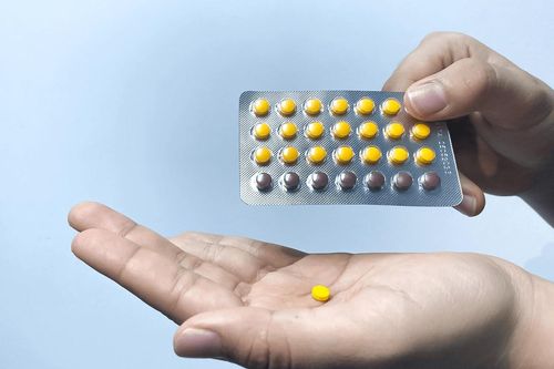 Tự dùng thuốc tránh thai 10 tháng, người phụ nữ 36 tuổi bị thuyên tắc phổi
