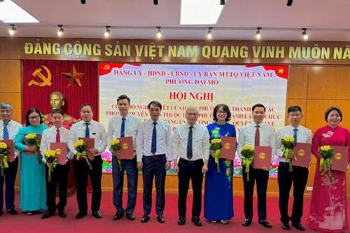 Phường Đại Mỗ công bố Quyết định tổ chức lại các phòng chuyên môn.