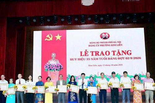 Phường Kim Liên trao Huy hiệu Đảng tặng 488 đảng viên