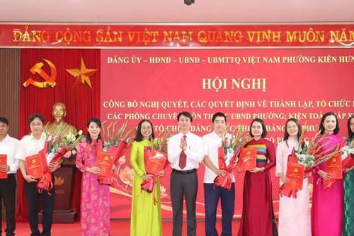 Phường Kiến Hưng công bố quyết định về tổ chức bộ máy và công tác cán bộ