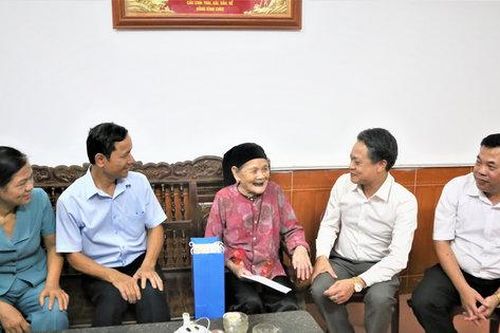 Hội Người cao tuổi Hà Nội tặng quà người cao tuổi khó khăn tại xã Phú Cát