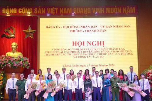 Phường Thanh Xuân công bố quyết định thành lập, tổ chức lại các phòng chuyên môn