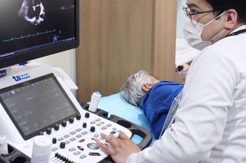 Phù tay chân, người đàn ông 72 tuổi phát hiện suy tim và suy thận: 3 dấu hiệu không nên bỏ qua