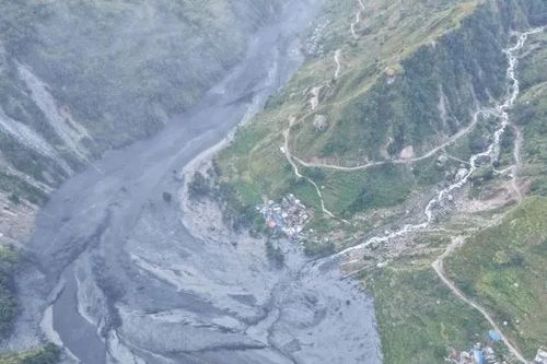 Thảm kịch lũ lụt tại Nepal: Nhiều tuyến đường bị xóa sổ, hơn 100 du khách nước ngoài mắc kẹt