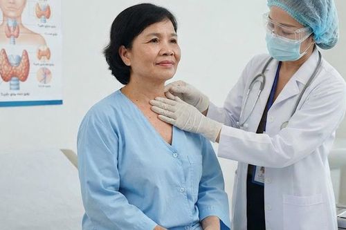 Người uống levothyroxine sau phẫu thuật tuyến giáp cần lưu ý gì?
