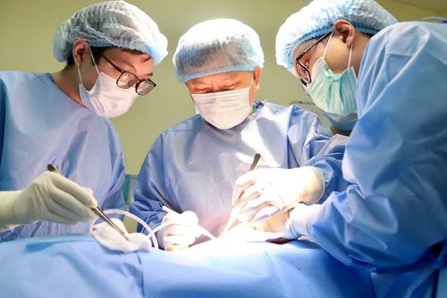 Người phụ nữ ung thư vú tự tin với vòng 1 cân đối sau ca phẫu thuật tạo hình 3 trong 1
