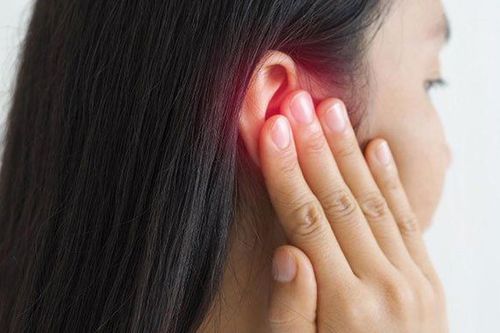 Đau quanh tai suốt thời gian dài, người phụ nữ phát hiện nguyên nhân không ngờ
