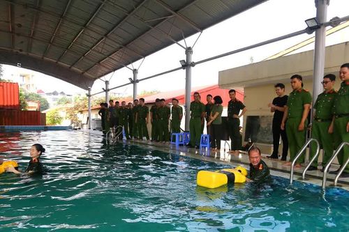 Công an phường Hà Đông căng mình thực hành bơi cứu nạn