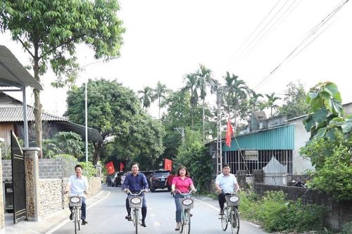 Bí thư Tỉnh ủy Lào Cai trải nghiệm du lịch Mường Lò bằng xe đạp