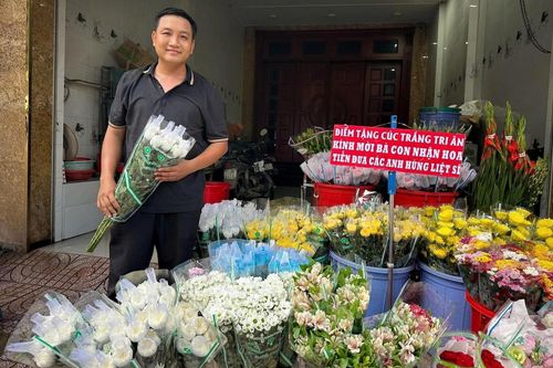 Tặng hơn 6.500 nhành cúc trắng tiễn đưa 731 liệt sĩ ở TP.HCM