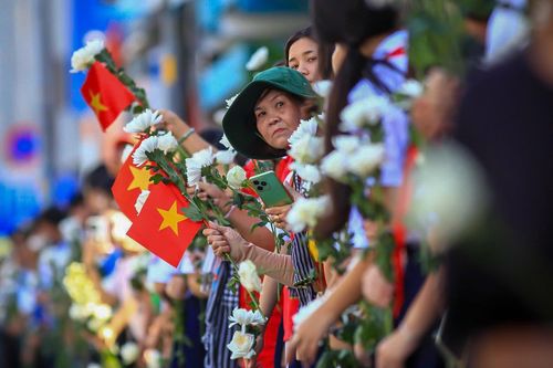 Người dân TP.HCM bật khóc tiễn đưa 731 liệt sĩ về nghĩa trang