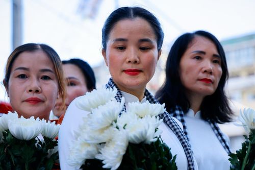 Người dân TP.HCM cầm hoa cúc trắng tiễn đưa 731 liệt sĩ về nơi an nghỉ