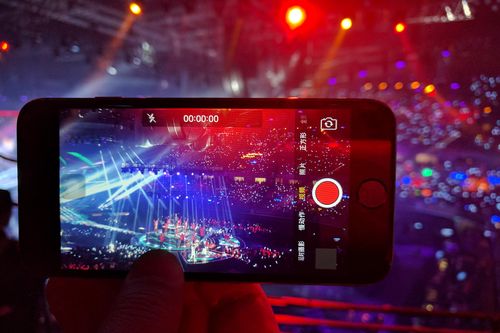 Giới trẻ Trung Quốc đổ xô thuê điện thoại cao cấp để xem concert