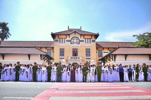 Học sinh TP.HCM cầm cúc trắng tiễn đưa 731 liệt sĩ về nơi an nghỉ