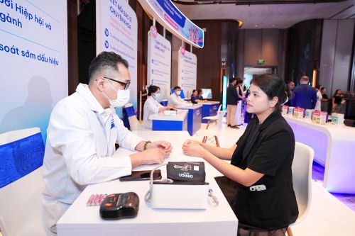 Long Châu và Hội Thầy thuốc trẻ Việt Nam đưa bác sĩ đến gần người dân